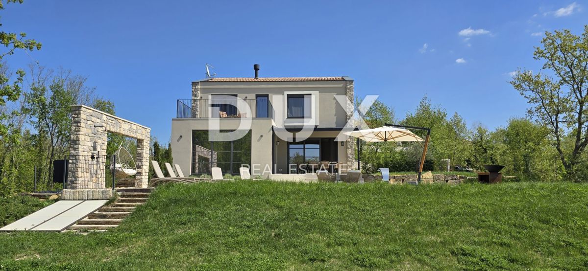 ISTRIA, MONTONA, DINTORNI - Una vista panoramica che vi toglierà il fiato! Bellissima villa fronte verde con completa privacy