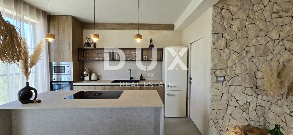 ISTRIA, MONTONA, DINTORNI - Una vista panoramica che vi toglierà il fiato! Bellissima villa fronte verde con completa privacy