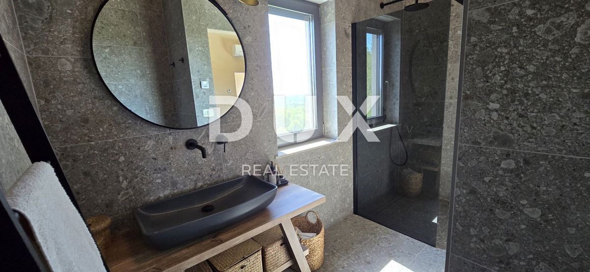 ISTRIA, MONTONA, DINTORNI - Una vista panoramica che vi toglierà il fiato! Bellissima villa fronte verde con completa privacy
