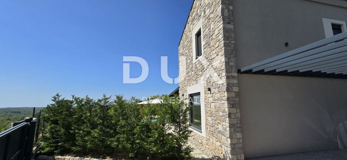 ISTRIA, MONTONA, DINTORNI - Una vista panoramica che vi toglierà il fiato! Bellissima villa fronte verde con completa privacy