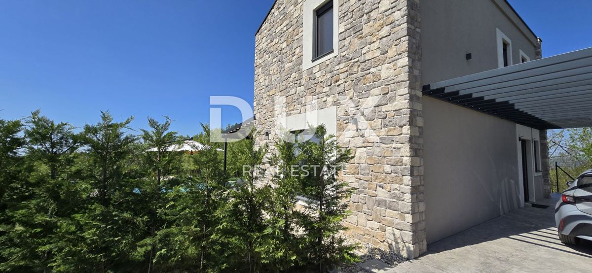 ISTRIA, MONTONA, DINTORNI - Una vista panoramica che vi toglierà il fiato! Bellissima villa fronte verde con completa privacy