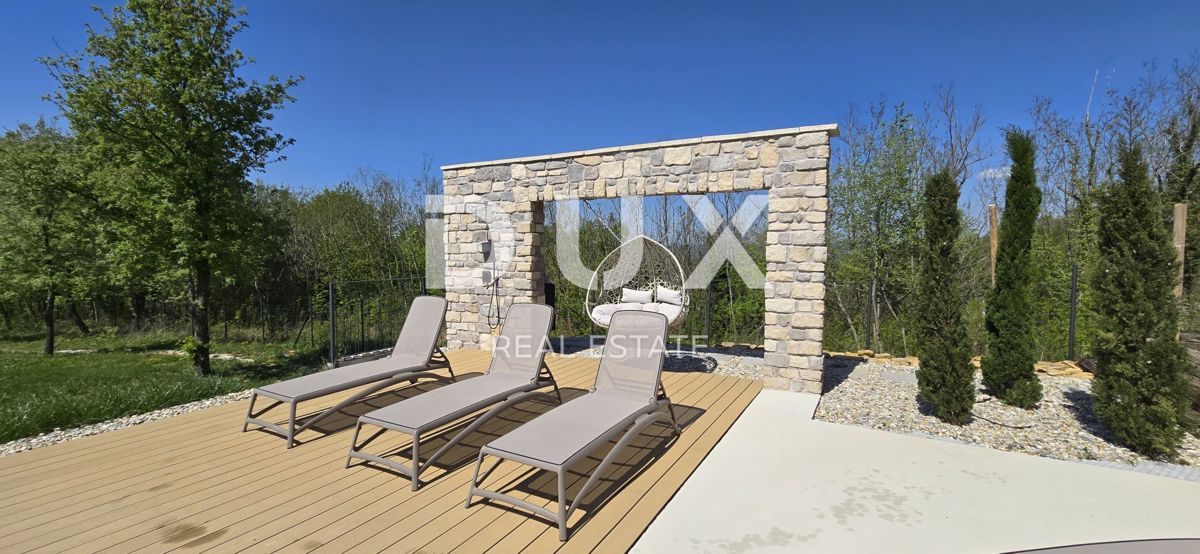 ISTRIA, MONTONA, DINTORNI - Una vista panoramica che vi toglierà il fiato! Bellissima villa fronte verde con completa privacy