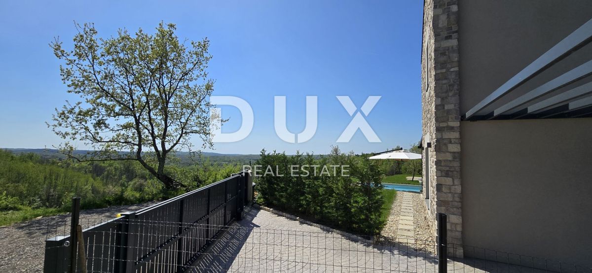 ISTRIA, MONTONA, DINTORNI - Una vista panoramica che vi toglierà il fiato! Bellissima villa fronte verde con completa privacy