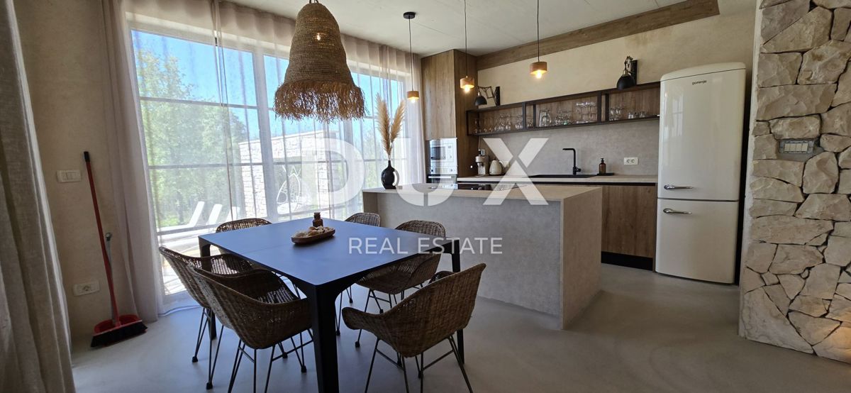 ISTRIA, MONTONA, DINTORNI - Una vista panoramica che vi toglierà il fiato! Bellissima villa fronte verde con completa privacy