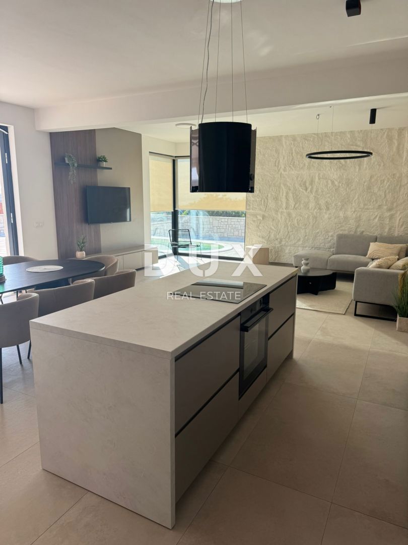 ISOLA DI PAG, KOLAN - villa 200m2 con piscina + area 400m2