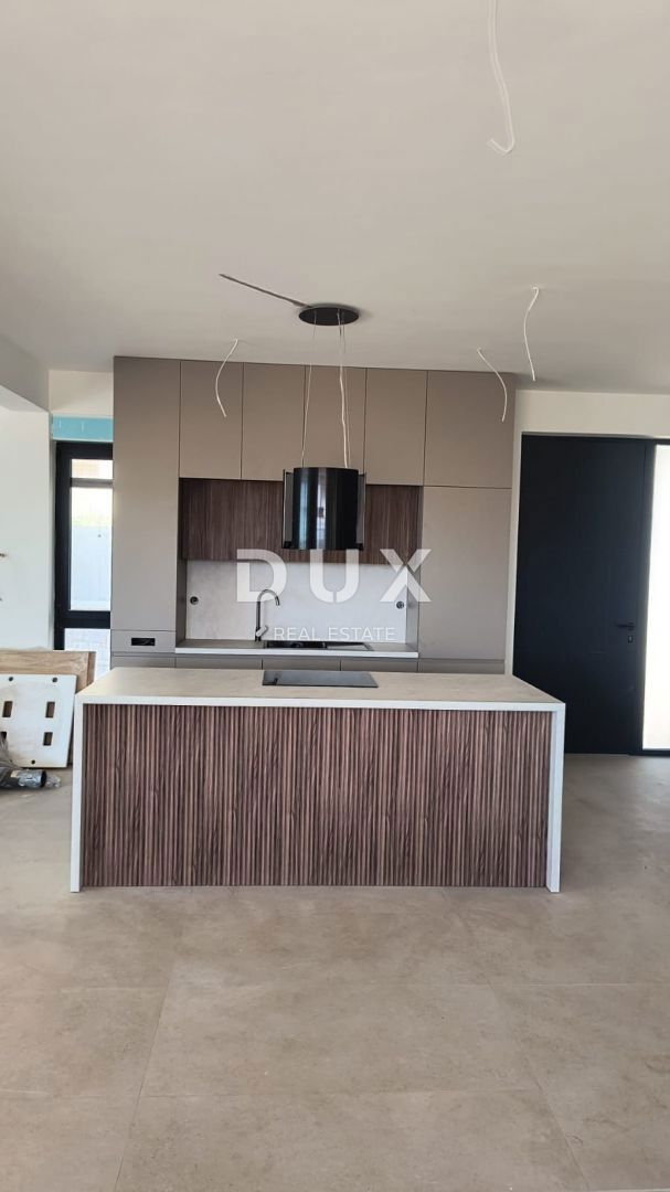 ISOLA DI PAG, KOLAN - villa 200m2 con piscina + area 400m2