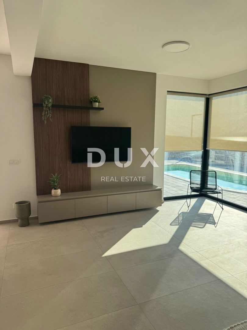 ISOLA DI PAG, KOLAN - villa 200m2 con piscina + area 400m2