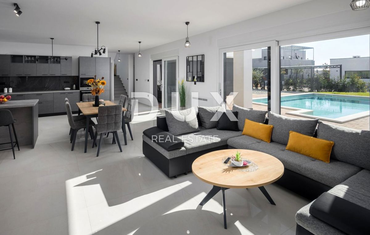 ISTRIA, PARENZO - Casa di architettura moderna con piscina