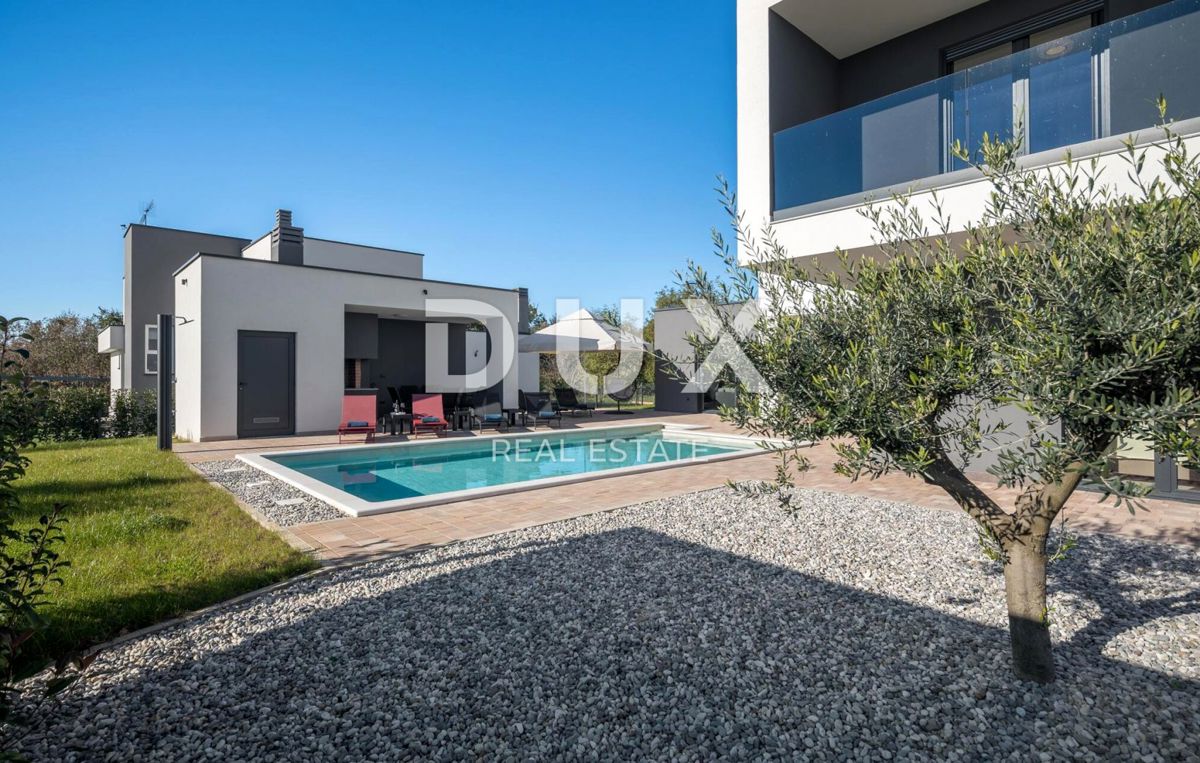 ISTRIA, PARENZO - Casa di architettura moderna con piscina