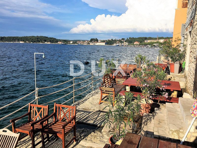 ISTRIA, ROVIGNO - Appartamento con 2 camere da letto e 1 bagno situato in prima fila sul mare con spiaggia privata