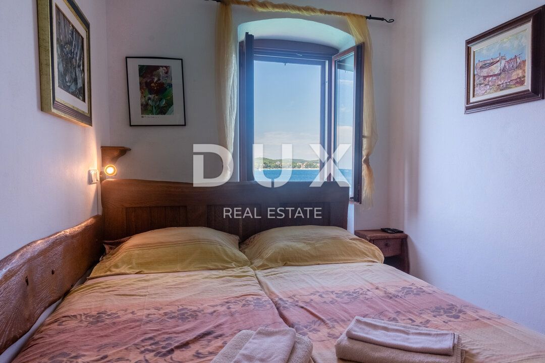 ISTRIA, ROVIGNO - Appartamento con 2 camere da letto e 1 bagno situato in prima fila sul mare con spiaggia privata