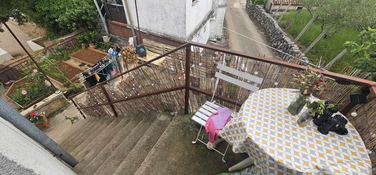 ISOLA DI KRK, MALINSKA - Piccolo appartamento con giardino esterno, vendita urgente!