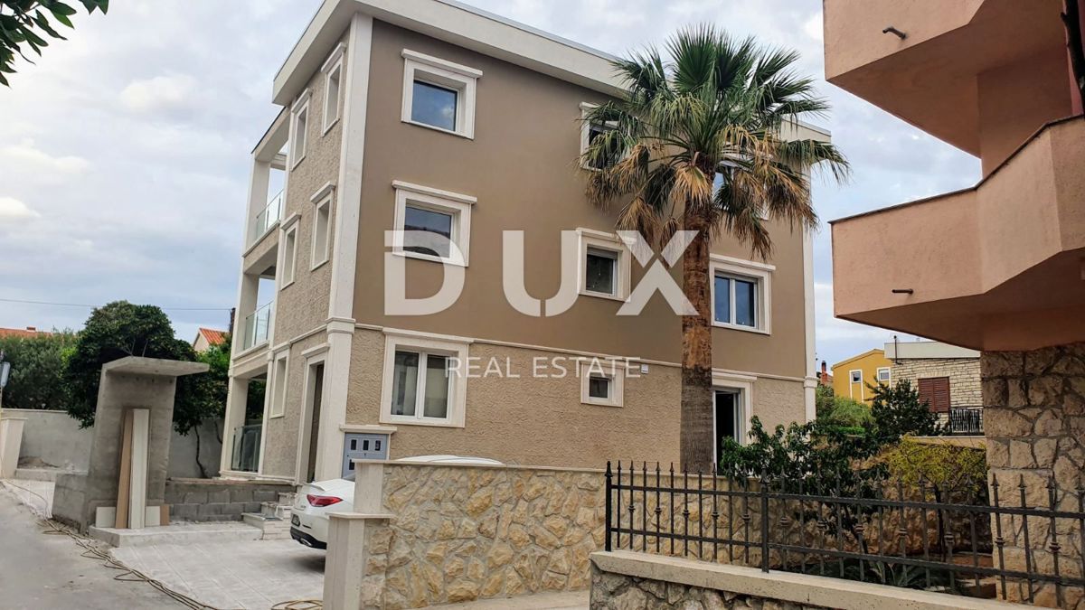 ISOLA DI PAG, NOVALJA, CENTRO - casa indipendente con tre appartamenti e piscina