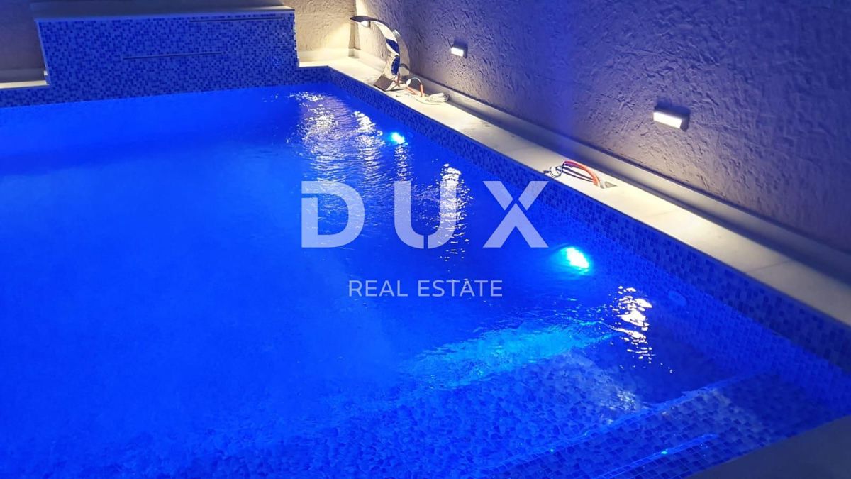 ISOLA DI PAG, NOVALJA, CENTRO - casa indipendente con tre appartamenti e piscina