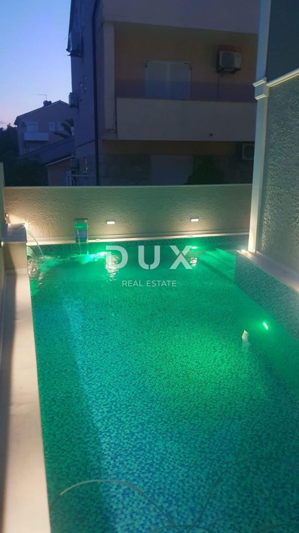 ISOLA DI PAG, NOVALJA, CENTRO - casa indipendente con tre appartamenti e piscina