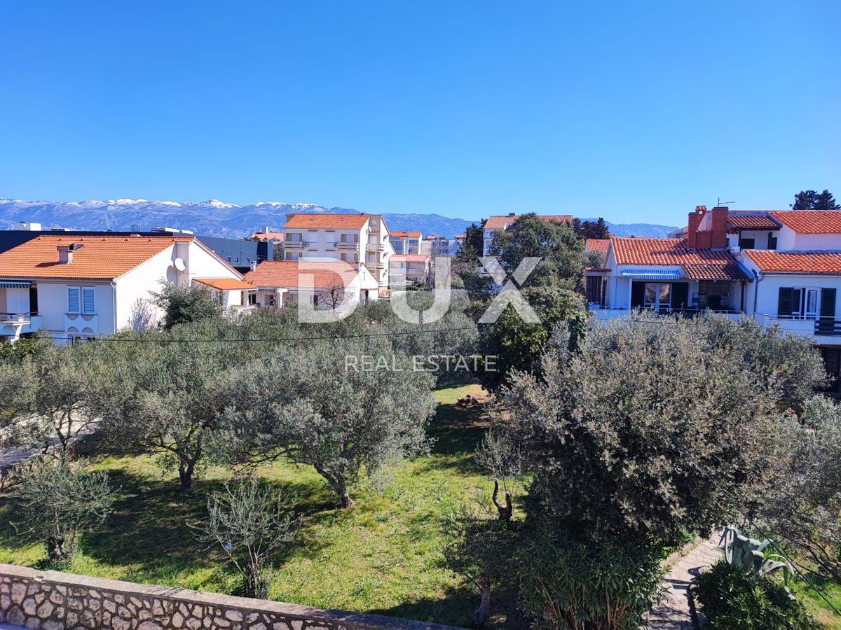 ISOLA DI PAG, NOVALJA, CENTRO - casa indipendente con tre appartamenti e piscina