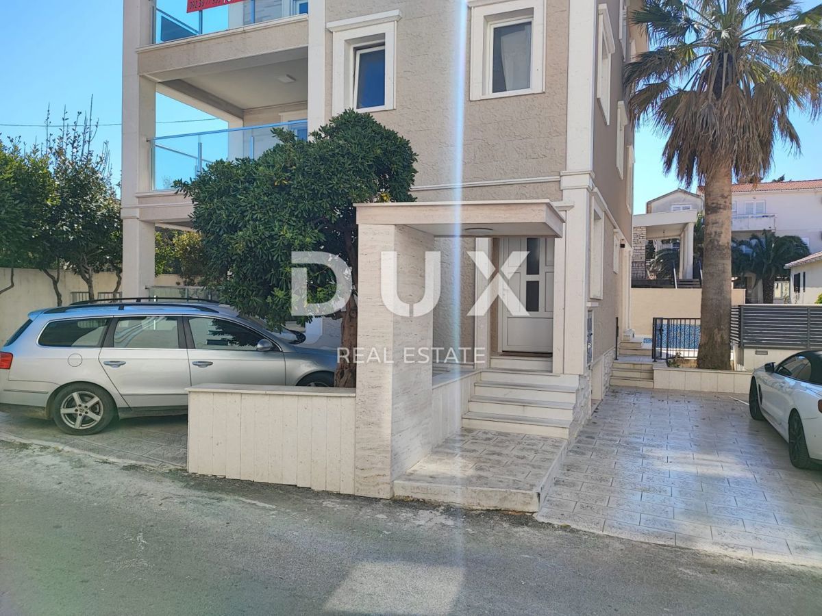 ISOLA DI PAG, NOVALJA, CENTRO - casa indipendente con tre appartamenti e piscina