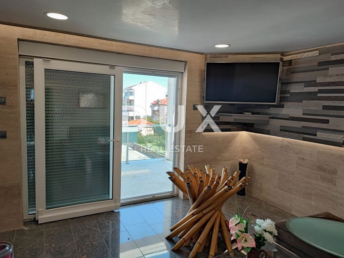 ISOLA DI PAG, NOVALJA, CENTRO - casa indipendente con tre appartamenti e piscina