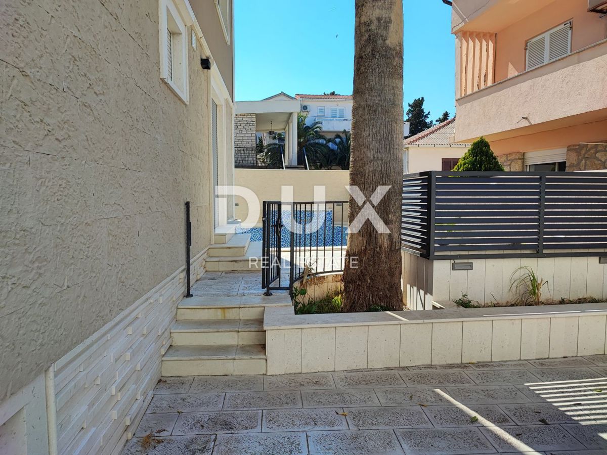ISOLA DI PAG, NOVALJA, CENTRO - casa indipendente con tre appartamenti e piscina