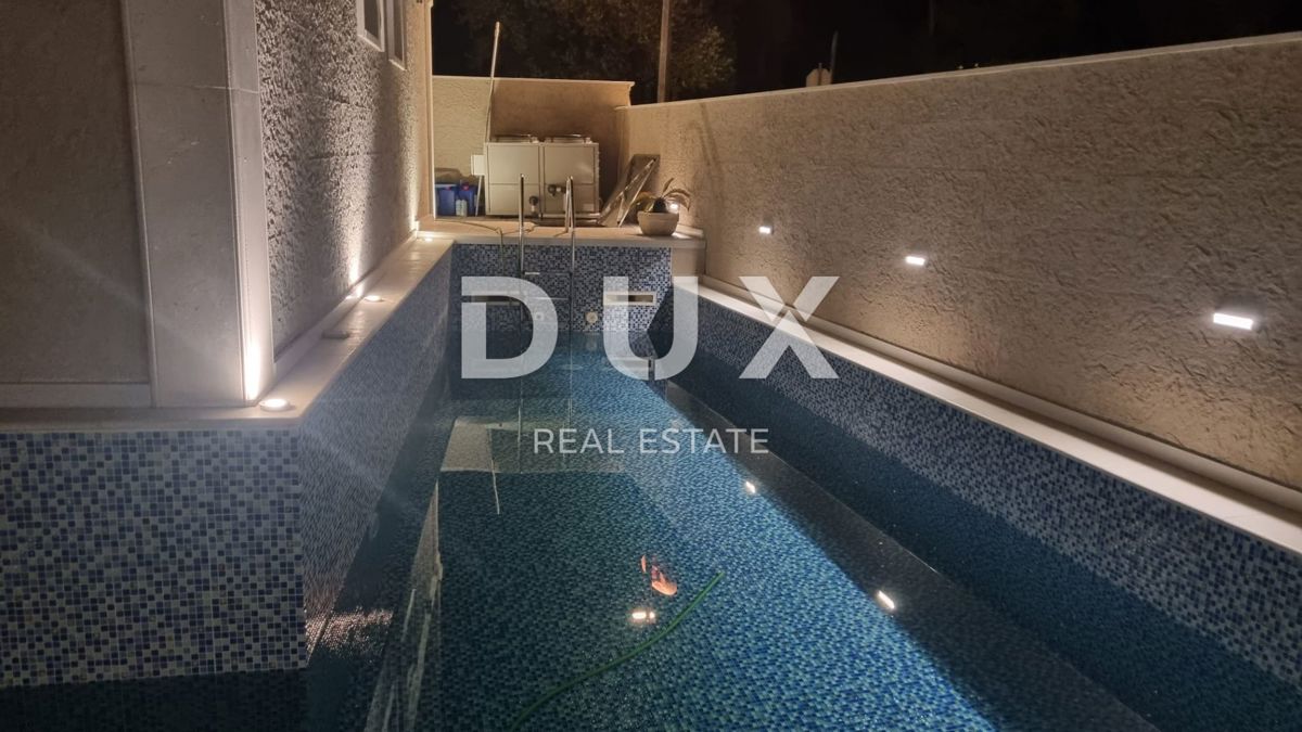 ISOLA DI PAG, NOVALJA, CENTRO - casa indipendente con tre appartamenti e piscina