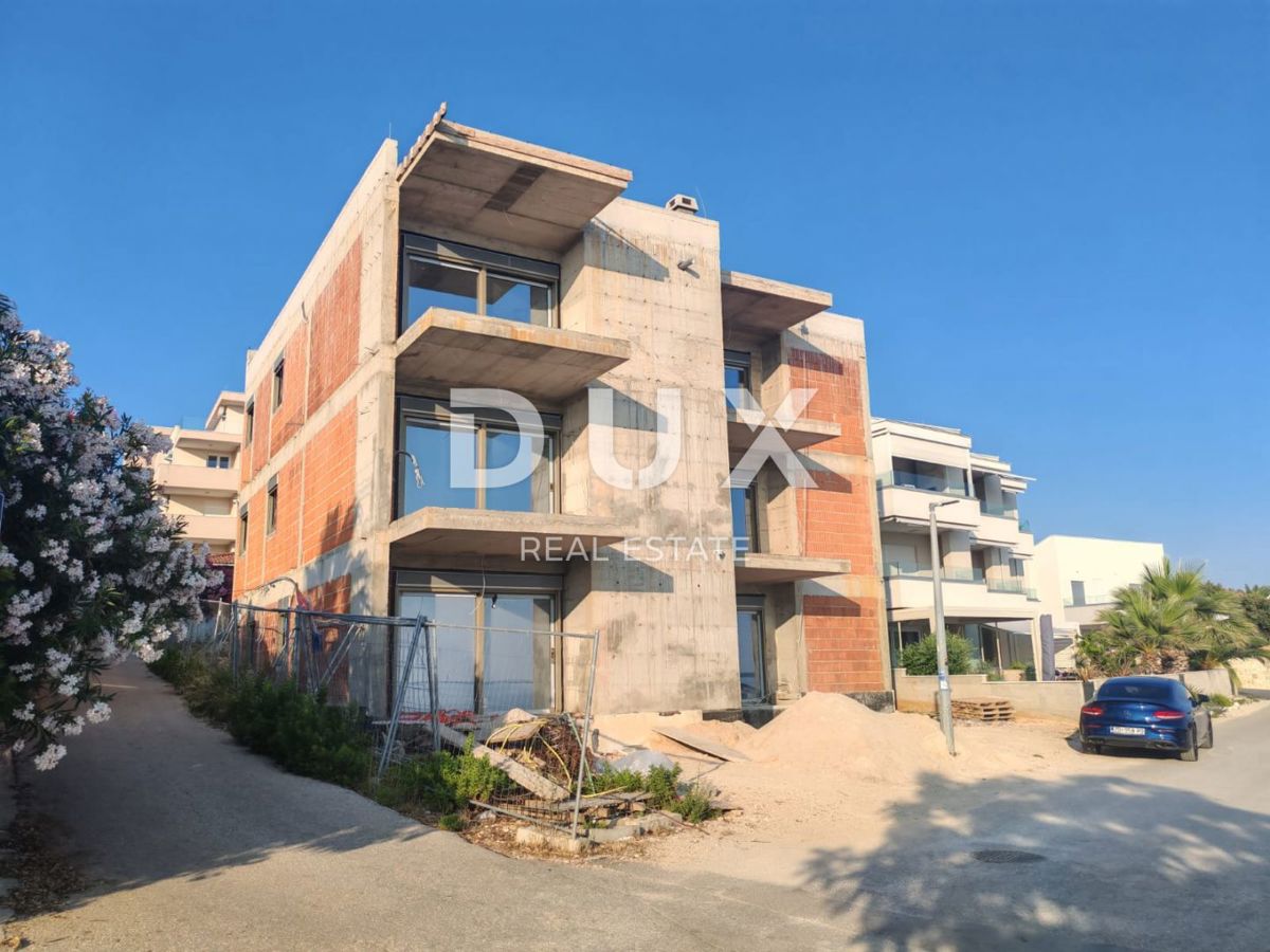ISOLA DI PAG, MANDRE - appartamento esclusivo in un nuovo edificio con terrazza e giardino, proprio accanto alla costa e con vista panoramica sul mare