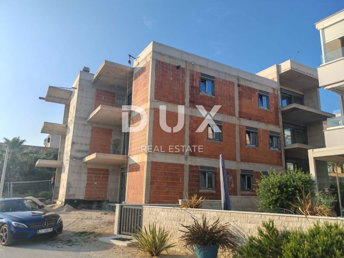 ISOLA DI PAG, MANDRE - appartamento esclusivo in un nuovo edificio con terrazza e giardino, proprio accanto alla costa e con vista panoramica sul mare