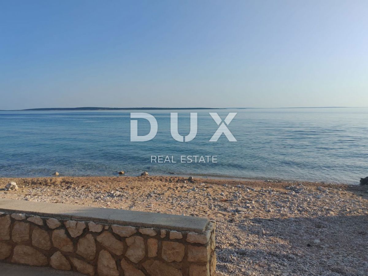 ISOLA DI PAG, MANDRE - appartamento esclusivo in un nuovo edificio con terrazza e giardino, proprio accanto alla costa e con vista panoramica sul mare