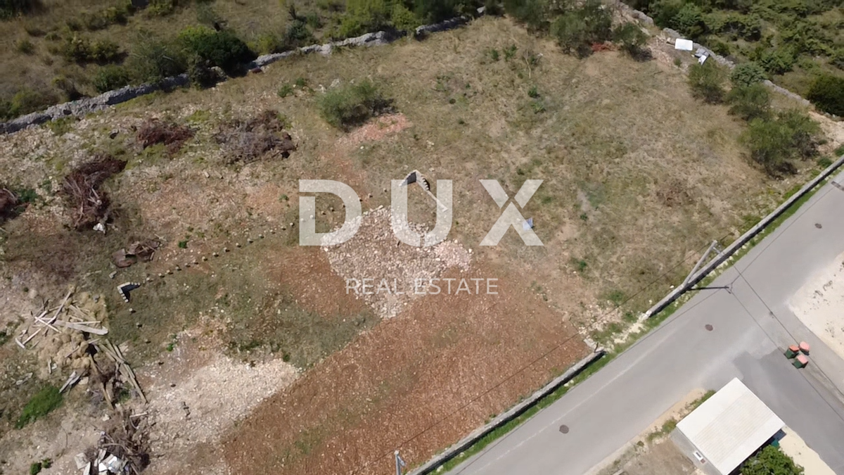 ZADAR, VRSI - Terreno edificabile 717 m², infrastrutture adiacenti al terreno!