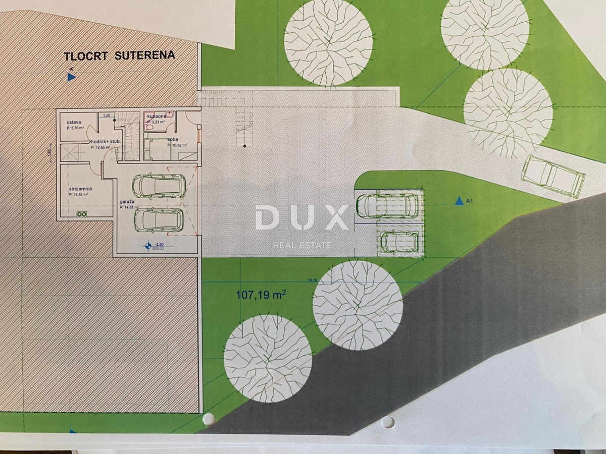 ABBAZIA, LOVRAN - terreno edificabile di 2.078 m2 con vista mare e PERMESSO DI COSTRUZIONE per una casa indipendente con piscina! OCCASIONE!