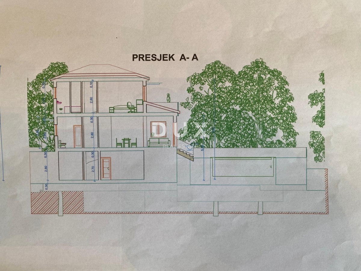 ABBAZIA, LOVRAN - terreno edificabile di 2.078 m2 con vista mare e PERMESSO DI COSTRUZIONE per una casa indipendente con piscina! OCCASIONE!