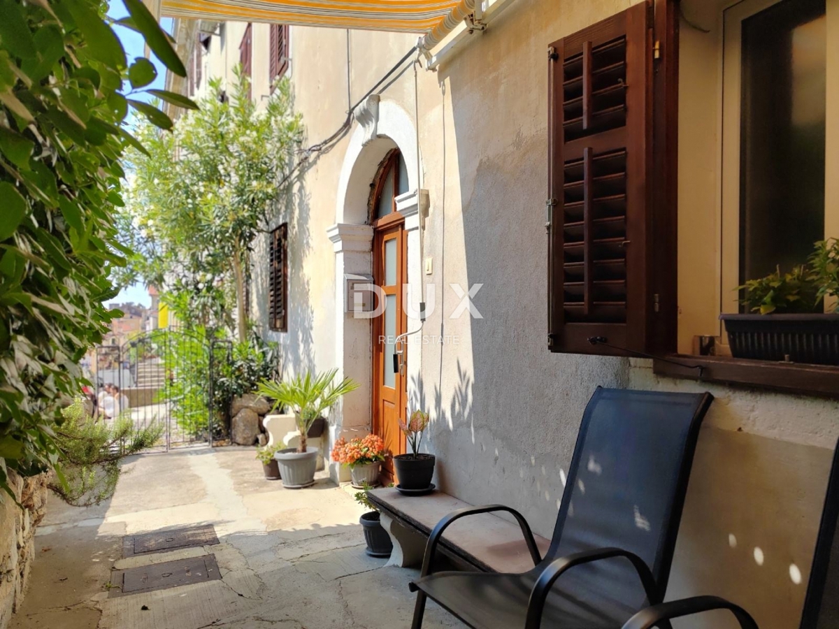 OPATIJA, VOLOSKO - elegante proprietà con due appartamenti a pochi passi dal mare, 87m2