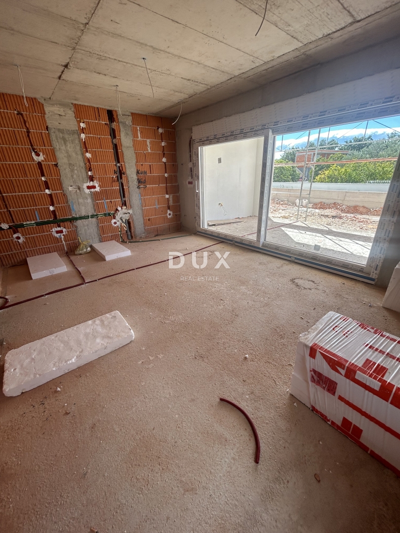 ŠIBENIK, SRIMA - Appartamento di lusso con giardino in un nuovo edificio a soli 300 m dal mare e dalla spiaggia