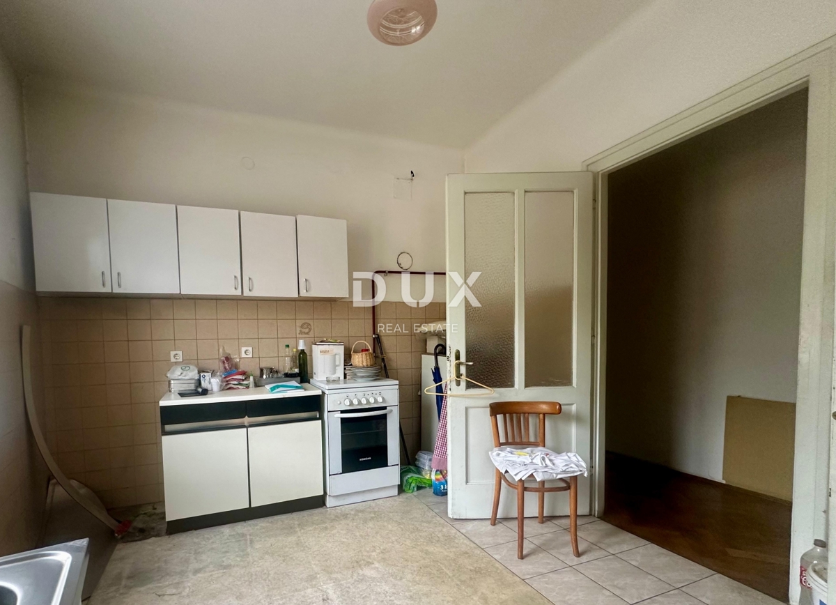 RIJEKA, CENTRO/PEĆINE – Spazioso appartamento con vista mare e sconto esclusivo per un progetto di ristrutturazione!