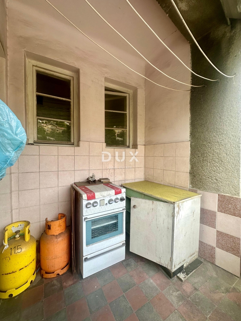 RIJEKA, CENTRO/PEĆINE – Spazioso appartamento con vista mare e sconto esclusivo per un progetto di ristrutturazione!