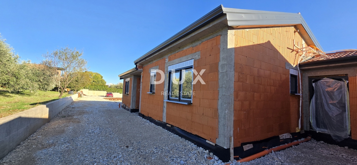 ISTRIA, PARENZO - Nuova costruzione, casa di design a un piano con piscina privata