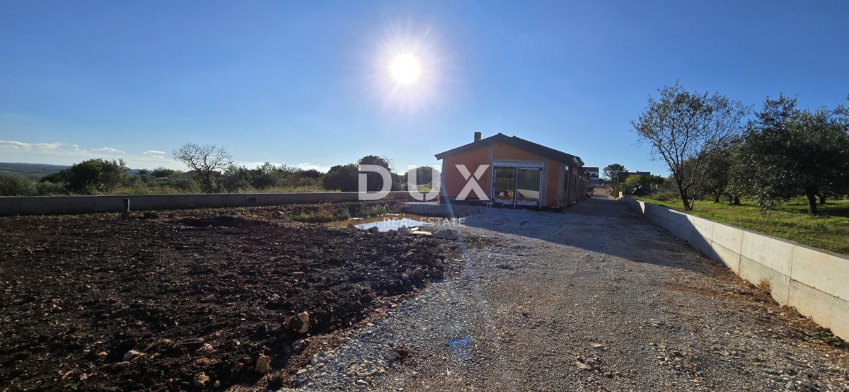 ISTRIA, PARENZO - Nuova costruzione, casa di design a un piano con piscina privata