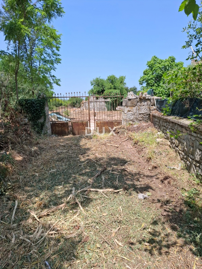 ISTRA, BALE – terreno edificabile di 7.800 m² con tre case in pietra e potenziale eccezionale