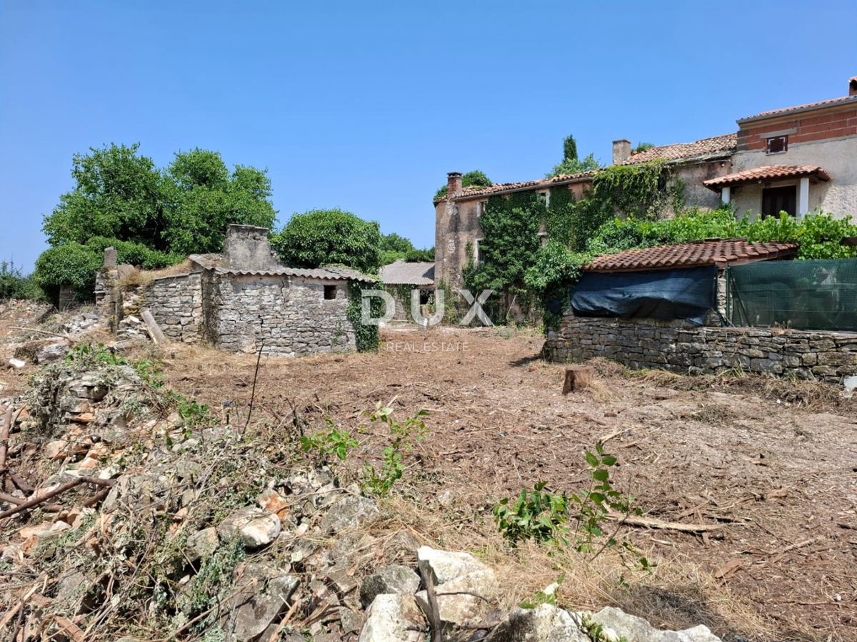 ISTRA, BALE – terreno edificabile di 7.800 m² con tre case in pietra e potenziale eccezionale