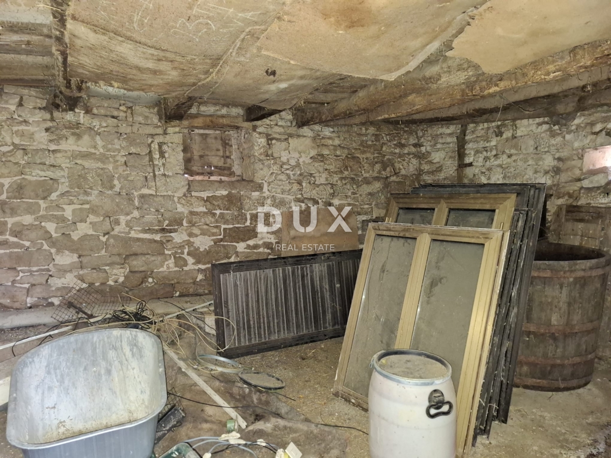 ISTRIA, PAZIN - Casa indipendente in pietra da ristrutturare parzialmente