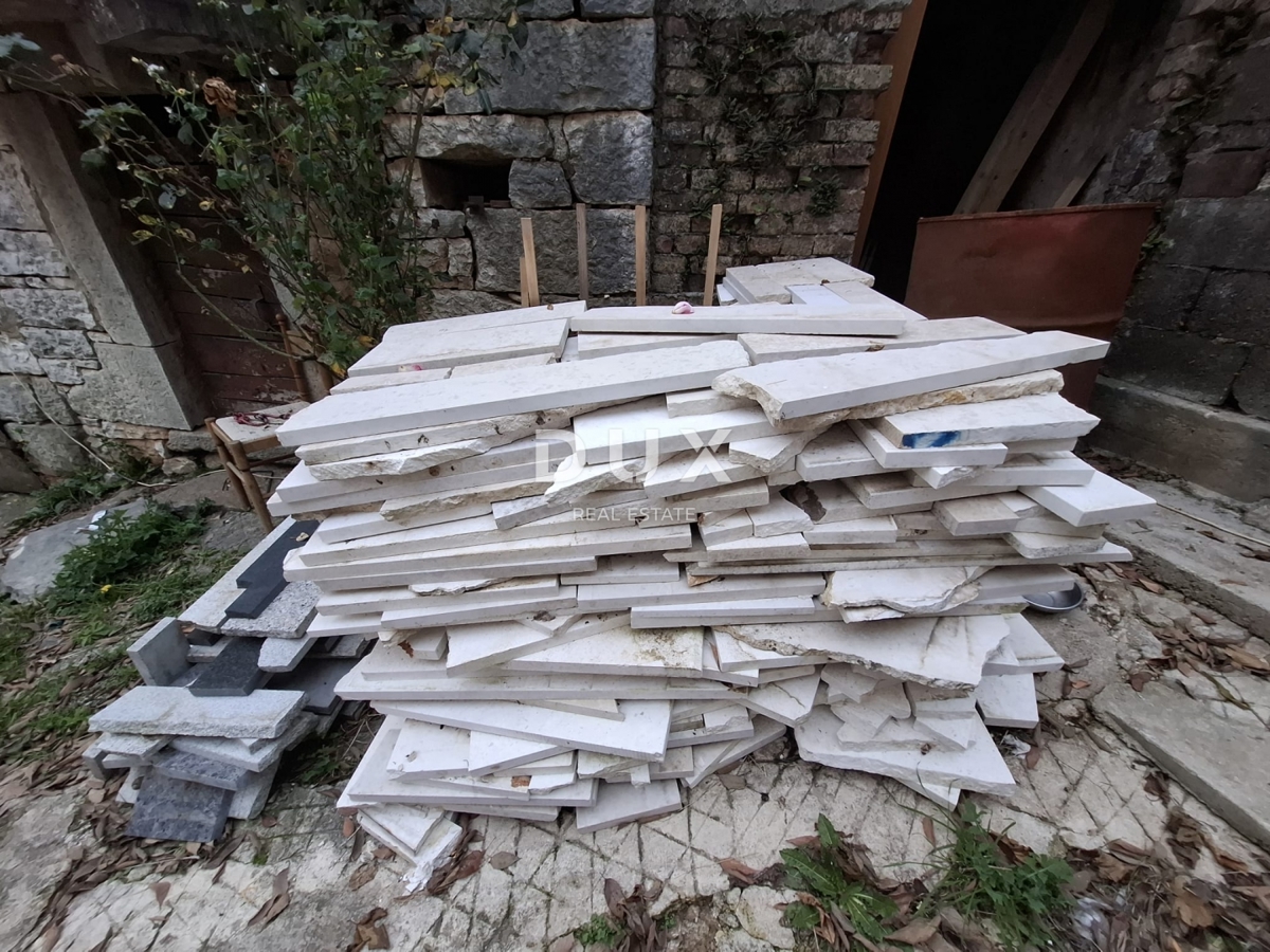 ISTRIA, PAZIN - Casa indipendente in pietra da ristrutturare parzialmente