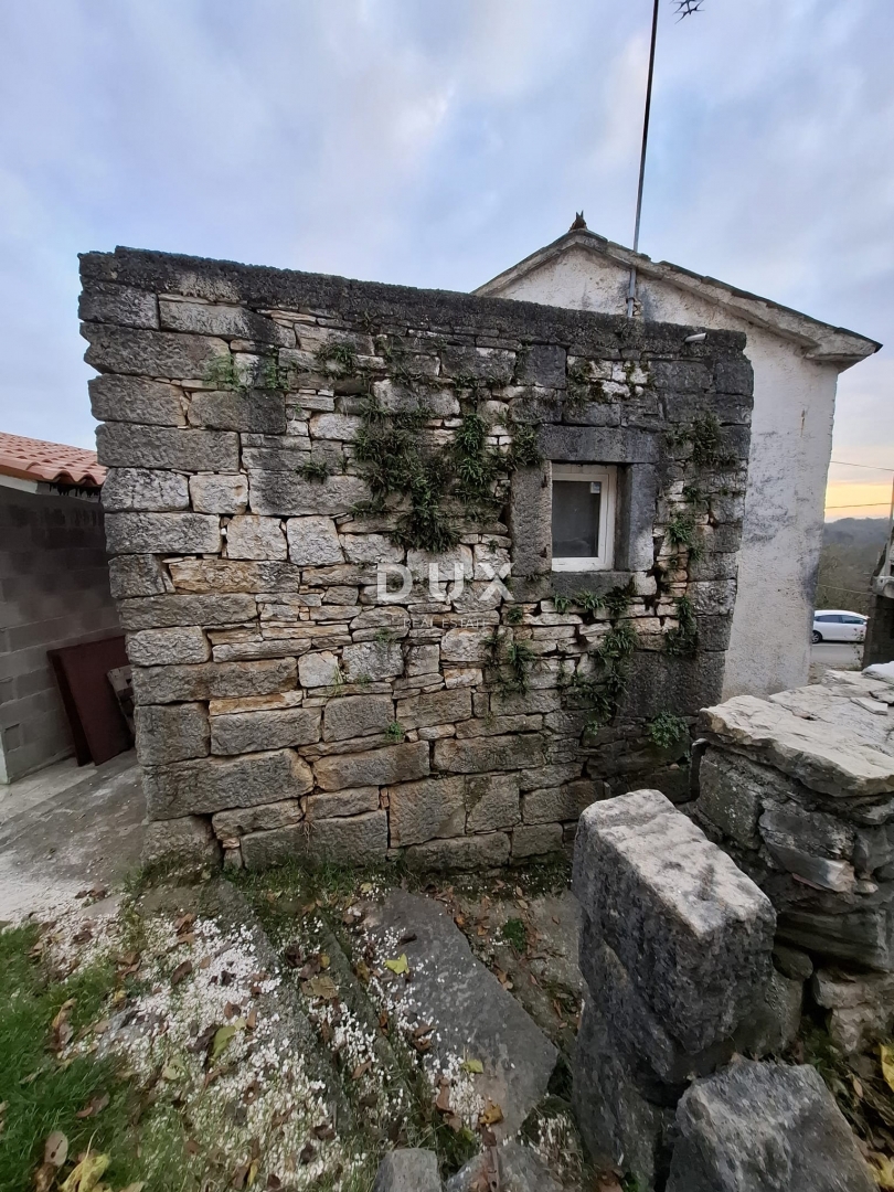 ISTRIA, PAZIN - Casa indipendente in pietra da ristrutturare parzialmente