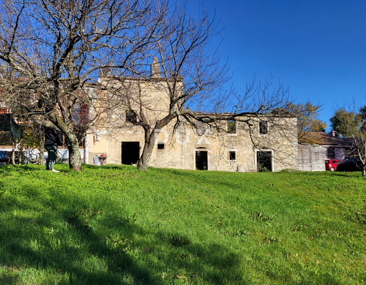 ISTRIA, GROŽNJAN - Antico edificio in pietra in ottima posizione