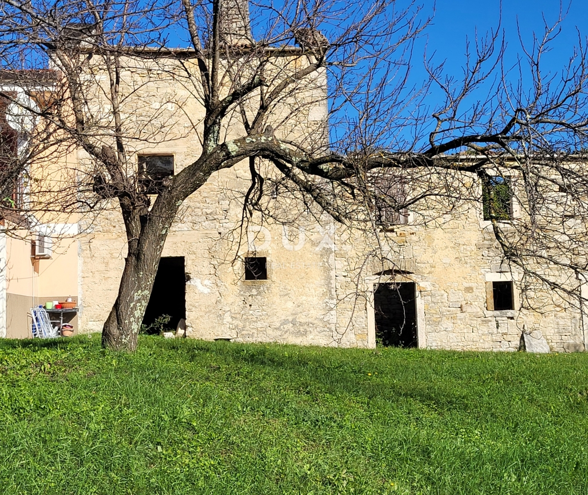 ISTRIA, GROŽNJAN - Antico edificio in pietra in ottima posizione
