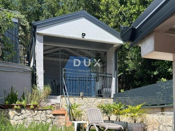 ABBAZIA - appartamento in un edificio residenziale con giardino esterno e terrazza coperta a soli 200 metri dalla spiaggia, VISTA!