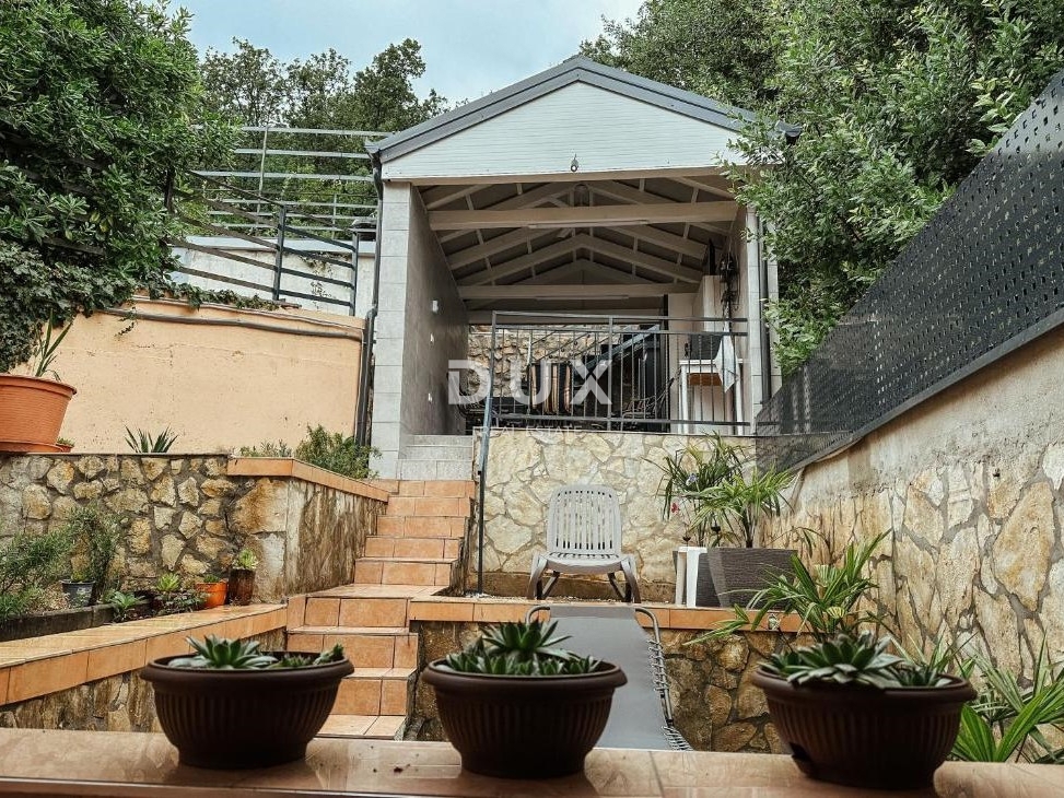 ABBAZIA - appartamento in un edificio residenziale con giardino esterno e terrazza coperta a soli 200 metri dalla spiaggia, VISTA!