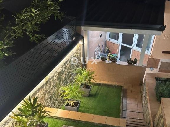 ABBAZIA - appartamento in un edificio residenziale con giardino esterno e terrazza coperta a soli 200 metri dalla spiaggia, VISTA!