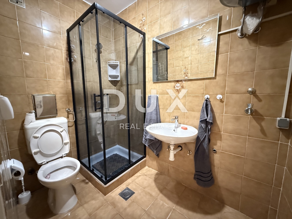 CRIKVENICA - OCCASIONE! Appartamento con 2 camere da letto con giardino privato e vista mare