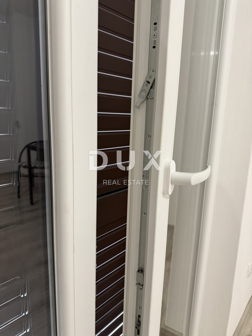 CRIKVENICA - OCCASIONE! Appartamento con 2 camere da letto con giardino privato e vista mare