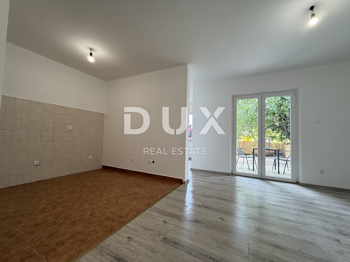 CRIKVENICA - OCCASIONE! Appartamento con 2 camere da letto con giardino privato e vista mare