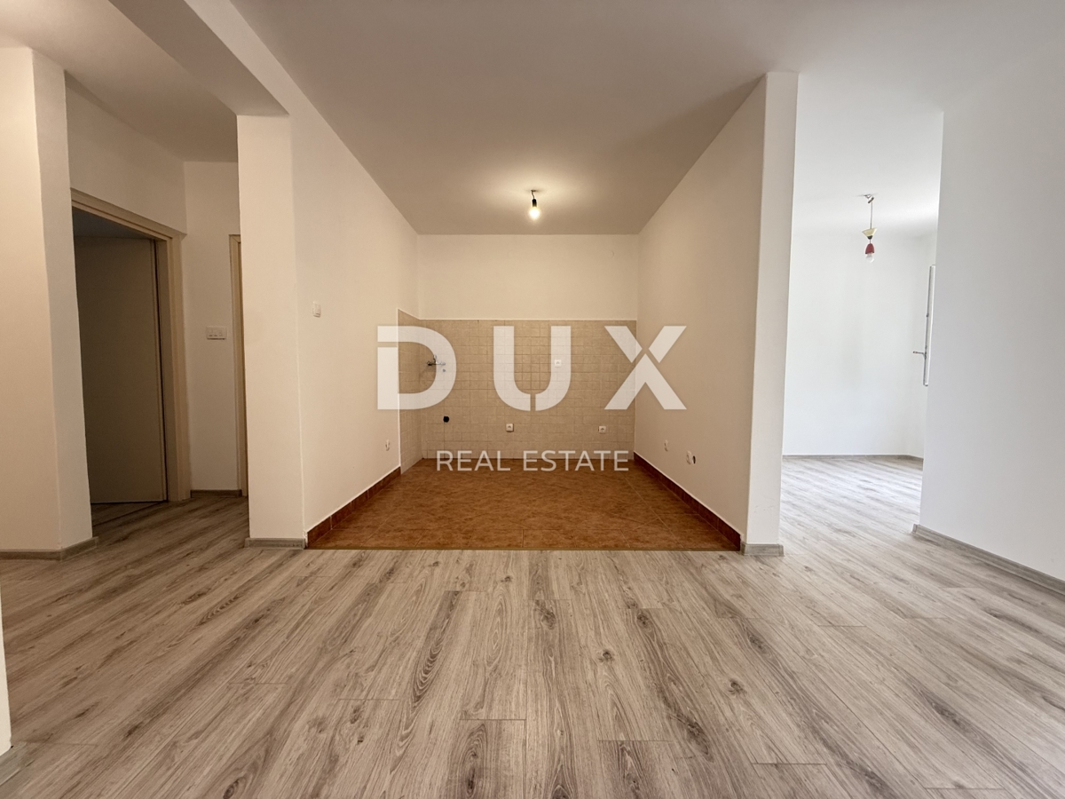 CRIKVENICA - OCCASIONE! Appartamento con 2 camere da letto con giardino privato e vista mare